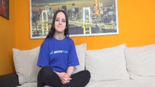 Auburn amateur girlfriend gives blowjob and brushes her teeth then