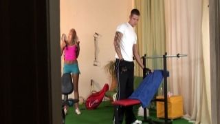 Curvy Larissa Gold organizes unclean orgy in the house