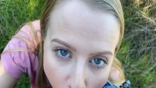Hypnotizing brunette Apolonia Lapiedra can'' t stop licking juicy pussy